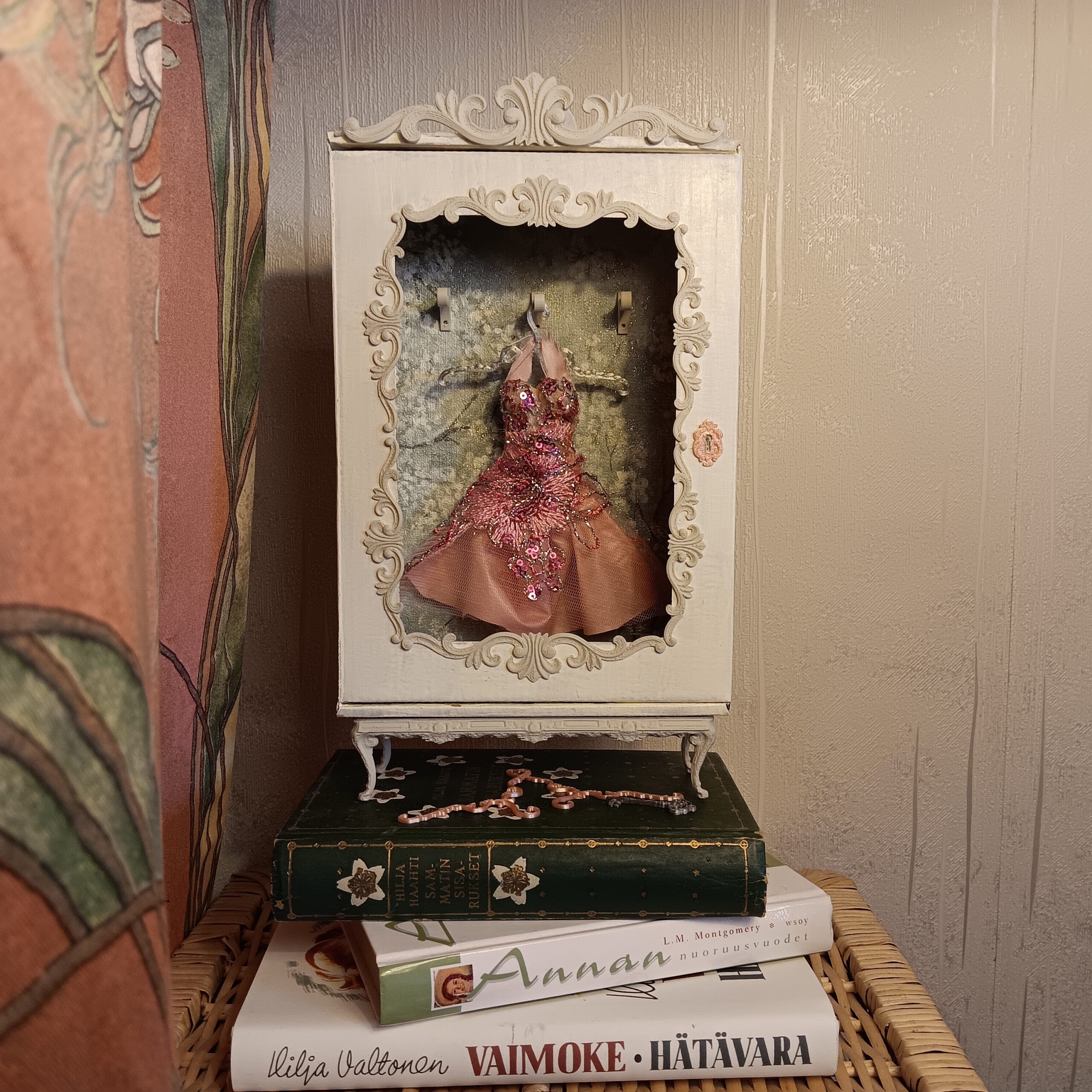 Kuva valmiista Mirabilian vaatekaapista