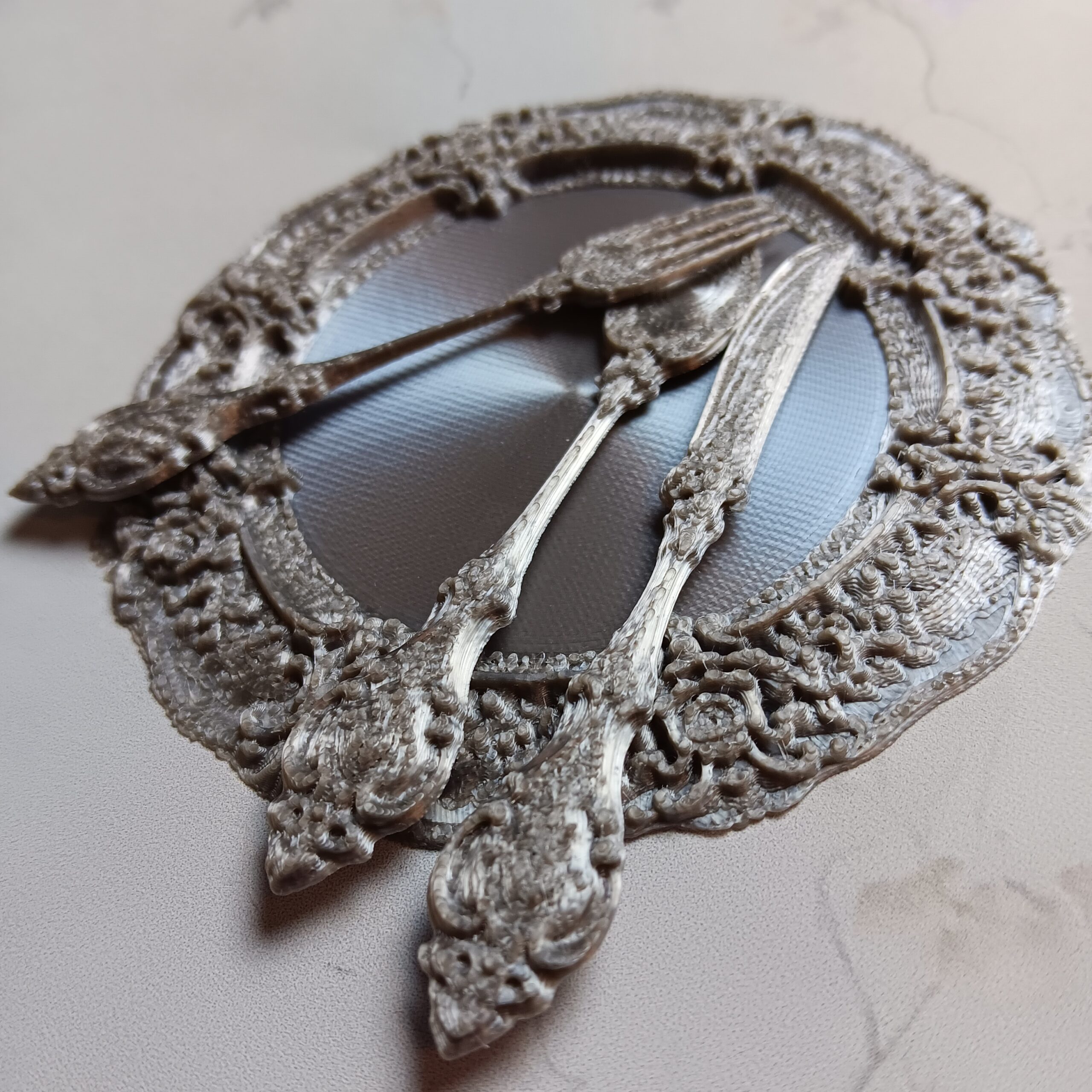 Lähikuva Mirabilian aterimista ja lautasesta